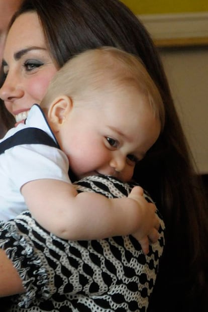 Así de sonriente se abraza a su madre.