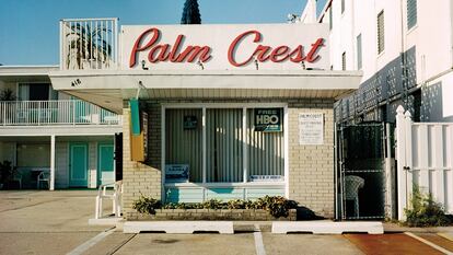 El letrero en rojo del Palm Crest, un complejo clásico del género con dos alturas. 