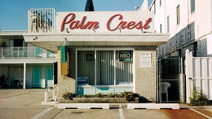 El letrero en rojo del Palm Crest, un complejo clásico del género con dos alturas.