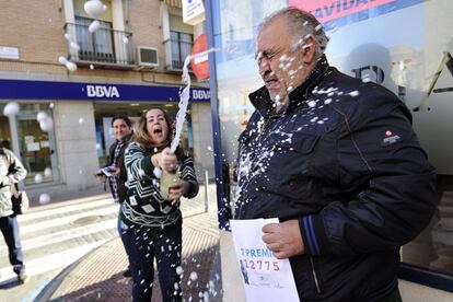 José Ramón Núñez, responsable de la administración de loterías situada en la calle Constitución de Mora (Toledo), donde se ha vendido una serie del segundo premio 12775.