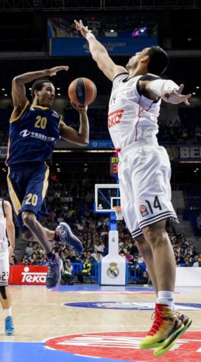 Alex Renfroe salta junto al madridista Ayon.