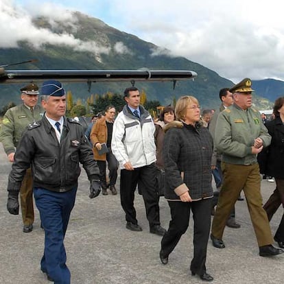 a presidenta de Chile, Michelle Bachelet, a su llegada a la ciudad de Aysén, para visitar la zona afectada por el terremoto de 6,2 grados en la escala de Richter que ha provocado tres muertos y siete desaparecidos, el domingo 22 de abril.