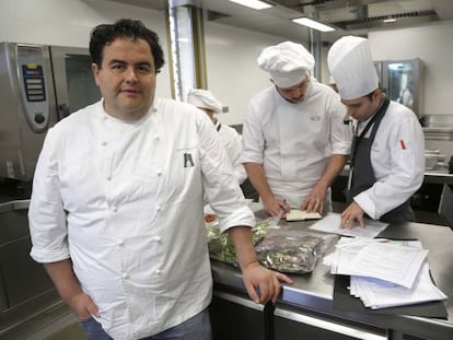 El chef italiano Gennaro Esposito junto a unos alumnos del Basque Culinary Center.