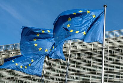 Tres banderas de la Unión Europea ondean frente al edificio Berlaymont, sede de la Comisión Europea en Bruselas (Bélgica).