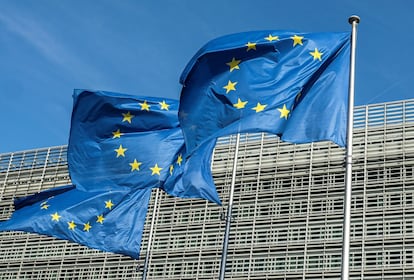 Tres banderas de la Unión Europea ondean frente al edificio Berlaymont, sede de la Comisión Europea en Bruselas (Bélgica).