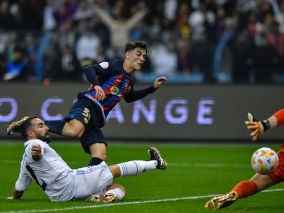 Gavi, en el remate del primer gol del Barcelona.