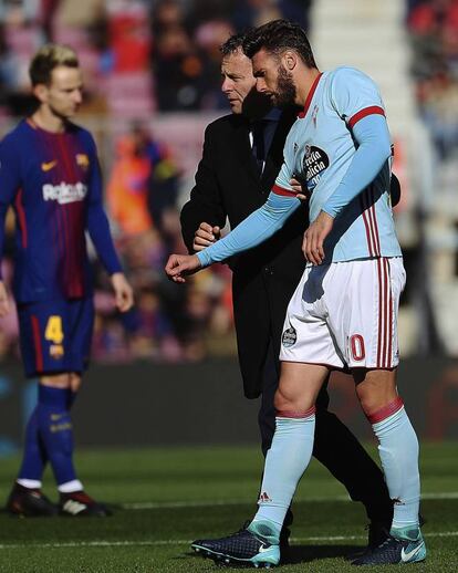 El defensa el Celta Sergi Gómez abandona el campo tras lesionarse en el hombro.