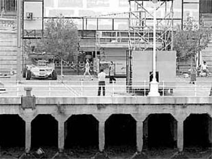 Montaje del espectáculo <i>Noches de viaje</i> en el muelle de Uribitarte.