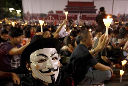 Miles de personas se concentran en una vigilia con motivo del 23º aniversario de la masacre de Tiananmen, en la plaza de Tiananmen, en Hong Kong.