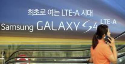 Un anuncio del último móvil fabricado por Samsung Electronics Co., el Galaxy S4 LTE-A, expuesto en el centro de promoción que tiene la compañía en Seúl (Corea del Sur). EFE/Archivo