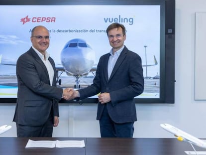 Carlos Barrasa, de Cepsa, y Marco Sansavini, CEO de Vueling