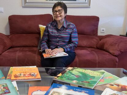 Isabel Campoy, en su casa de Alicante junto a sus libros de texto, en 2018.