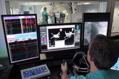Un médico trabaja en la unidad de electrofisiología cardiaca robotizada del hospital de La Paz de Madrid.