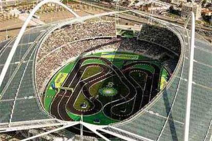 Espectacular imagen aérea del estadio olímpico de Atenas con el circuito instalado dentro.
