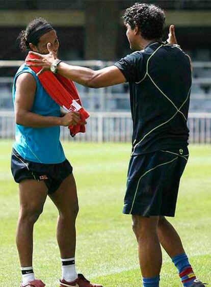 Rijkaard bromea con Ronaldinho durante la pretemporada en China.