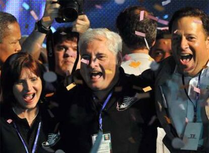 El presidente electo de Panamá, Ricardo Martinelli (centro), proclama su victoria mientras saluda a sus seguidores junto a su esposa Marta (izquierda) y a su vicepresidente, Juan Carlos Varela (derecha).