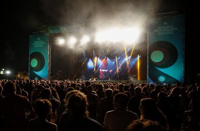 Miles de personas se acercaron cada día a la plaza de Zurriola de Donosti. El escenario verde es una de las apuestas de Heineken, que este año ha hecho una apuesta por los artistas locales. En la imagen, el ambiente durante el pasado 26 de julio.