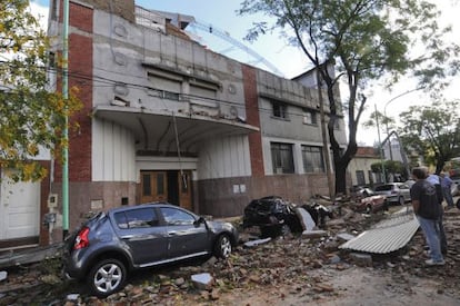 Varias personas observan los destrozos causados por un temporal  en un edificio de Buenos Aires.