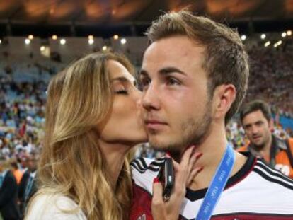 Ann-Kathrin Brömmel beija Götze depois da vitória na Copa do Mundo.