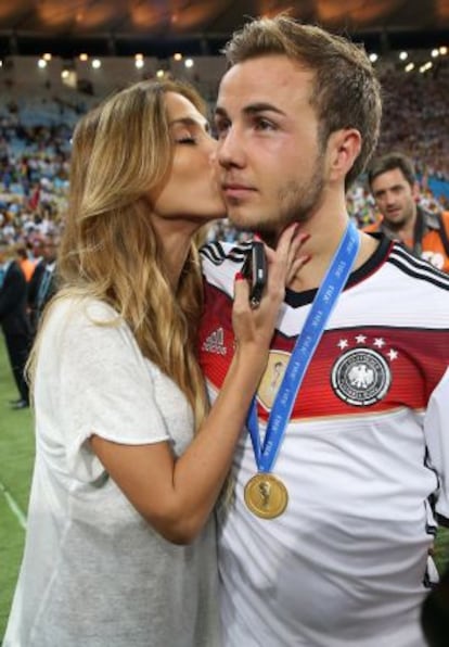 Ann-Kathrin Brömmel besa a Götze tras ganar el Mundial.