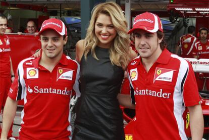 Felipe Massa y Fernando Alonso posan con Ashley Hart, embajadora del Gran Premio de Australia.