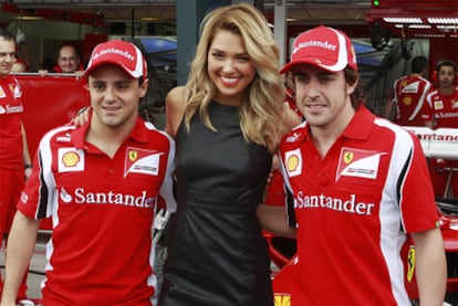 Felipe Massa y Fernando Alonso posan con Ashley Hart, embajadora del Gran Premio de Australia.