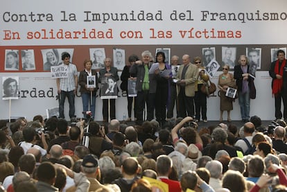 El director Pedro Almodóvar lee el manifiesto del  acto de apoyo al juez Garzón  en la Puerta del Sol.