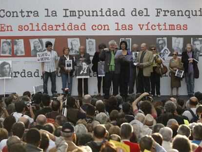 El director Pedro Almodóvar lee el manifiesto del acto de apoyo al juez Garzón en la Puerta del Sol.