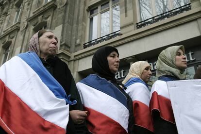 Musulmans marxen el 2004 a París contra la prohibició del vel a l'escola.