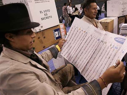 Un votante muestra la papeleta donde aparecen todos los aspirantes en el Palacio Vistalegre.