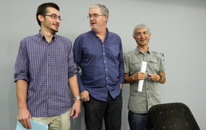 En el centro, el secretario general de ELA, Adolfo Muñoz, junto a Iñaki Salaberri (izquierda) y Mikel Noval.