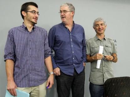 En el centro, el secretario general de ELA, Adolfo Muñoz, junto a Iñaki Salaberri (izquierda) y Mikel Noval.