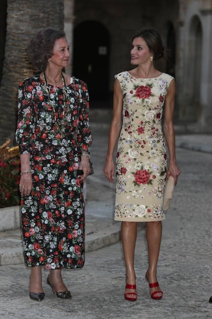 Doña Letizia también sorprendió el pasado mes de agosto en la tradicional cena a autoridades y personalidades que organiza la Familia Real todos los veranos durante sus vacaciones en Palma de Mallorca en el palacio de la Almudaina. Apostó por un traje hecho con un mantón de Manila y con estampado floral del diseñador español Juan Duyos. Un vestido de seda natural color crema bordado con flores rojas, rosas, blancas y malvas.