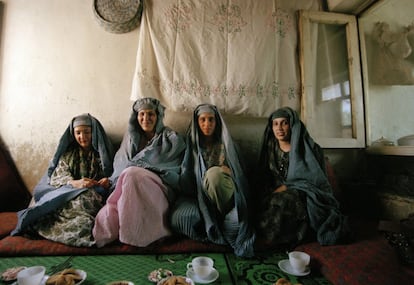 Antes de que los talibanes subieran al poder, estas cuatro mujeres habían trabajado. En mayo de 2000, cuando se tomaron estas fotos, las mujeres afganas que trabajaban estaban relegadas a una vida en el hogar.