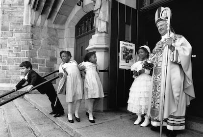 El obispo monseñor Garmendia, en una primera comunión en el Bronx (Nueva York), en 1988.