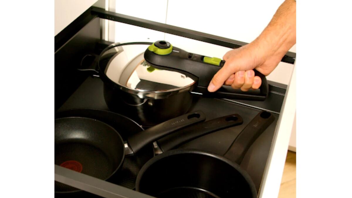 La olla a presión de Tefal tiene un tamaño compacto fácil de manejar.