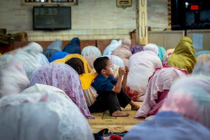 Un niño se entretiene con una pantalla en la gran mezquita de Kauman, Yogyakarta, Indonesia, el 10 de mayo de 2019.