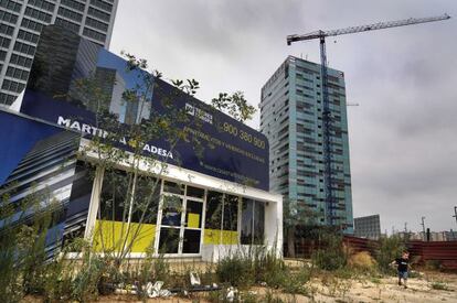Oficinas de venta de los apartamentos de las Torres Europa en L'Hospitalet, abandonadas trás la quiebra de Martinsa-Fadesa.