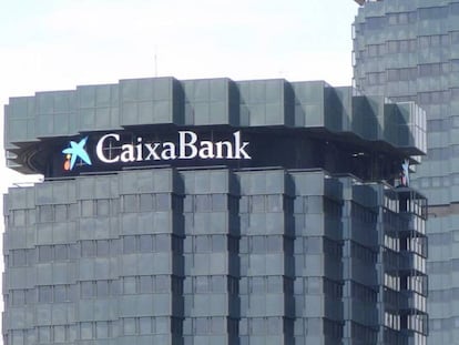 Exterior de una de las sedes de CaixaBank, en Barcelona.