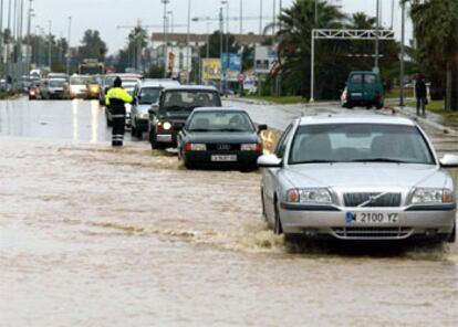 Los coches sortean el agua a su paso por la localidad gaditana del Puerto de Santa María.