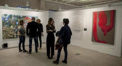 Stand de la galer&iacute;a Gema LLamazares con obra de Jes&uacute;s Zurita, Yutaka Mori y Sandra Paula Fern&aacute;ndez.