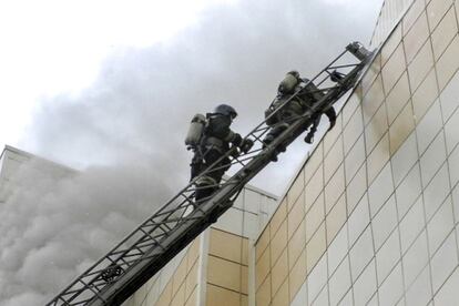 El incendio, que según los primeros elementos de la investigación, se inició en una sala de cine y destruyó más de 1.000 metros cuadrados del centro comercial, indicaron los medios rusos. En la imagen, el cuerpo de bomberos extingue el fuego en el centro comercial en Kémerovo (Rusia), el 25 marzo de 2018.