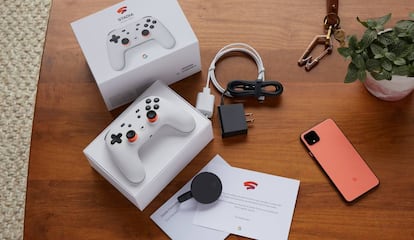 Mando y chromecast de Stadia, la plataforma de videojuego online de Google.