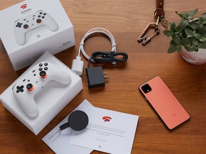 Mando y chromecast de Stadia, la plataforma de videojuego online de Google.