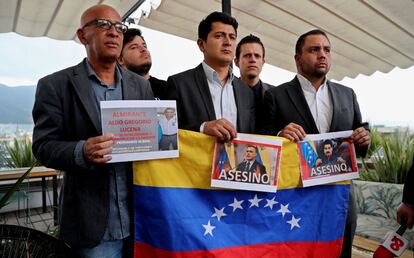 Dirigentes venezolanos, encabezados por el Concejal del estado Táchira, Simón Gamboa (c), se reúnen para rechazar la muerte del concejal venezolano Fernando Albán, en Bogotá (Colombia). 