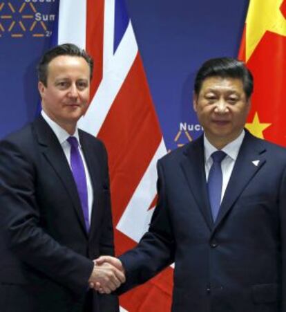 El primer ministro británico, David Cameron, y el presidente chino, Xi Jinping, en La Haya el pasado 25 de marzo.