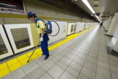 Un operario en una estación de metro en el centro de Tokio. EFE/Archivo