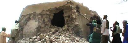 Captura de vídeo en la que se ve destrozada la mezquita de Sidi Yahya, en Malí.