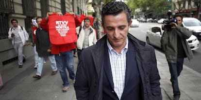 Empleados de Canal 9 reciben a gritos al exdirector Pedro García, ante la Audiencia Nacional.