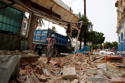 Un hombre retira los escombros de una vivienda dañada en Salina Cruz, en el estado de Oaxaca (México).